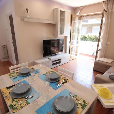 Beach House, 300 M Dal Mare, Marina Di Massa Dış mekan fotoğraf